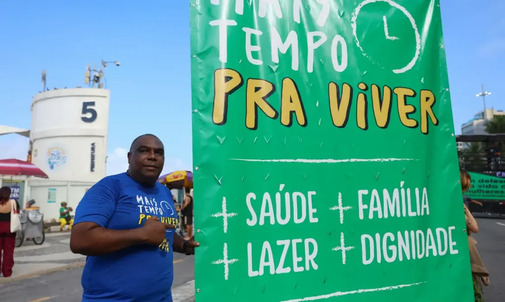 Conquista histórica dos trabalhadores: Senado aprova fim da escala 6x1 2 fim-da-escala-6x1-escala-6-x-1-jornada-de-trabalho-40h-40-h-semanais-fim-da-escala-6x1-fim-da-escala-6-x-1-senado-congresso-parlamentares-alcolumbre-erika-hilton-vat-rick-azevedo-paulo-paim-senadores-deputados-lula-governo-lula-bandeira-governo-lula-trabalhadores-classe-trabalhadora-conquista-historica-classe-trabalhadora