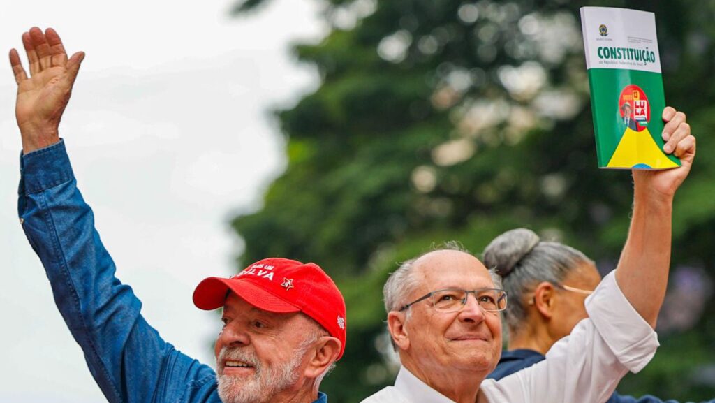 Lula vota e enaltece mobilização popular: "nunca vi nada igual" 6 lula-vota-lula-voto-eleicoes-2026-urna-voto-do-lula-2-turno-eleicoes-2026-lula-alckmin-resultado-apuracao-presidente-da-republica-constituicao-paulista-mobilizacao-popular