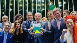TVTNews 23 presidente-da-republica-luiz-inacio-lula-da-silva-durante-cerimonia-de-promulgacao-das-propostas-de-emenda-a-constituicao-que-poem-fim-a-escala-de-trabalho-6x1-e-estabelecem-a-aposentadoria-diferenciada-para-agentes-no-plenario-do-senado-federal-brasilia-df-foto-ricardo-stuckert-tvt-news