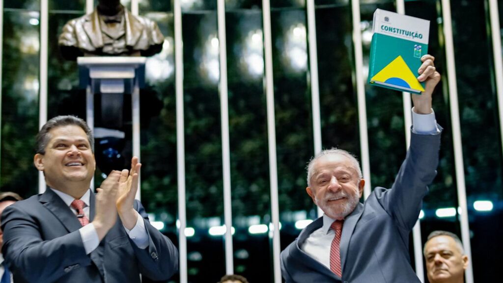 presidente-da-republica-luiz-inacio-lula-da-silva-durante-cerimonia-de-promulgacao-das-propostas-de-emenda-a-constituicao-que-poem-fim-a-escala-de-trabalho-6x1-e-estabelecem-a-aposentadoria-diferenciada-para-agentes-no-plenario-do-senado-federal-brasilia-df-foto-ricardo-stuckert-tvt-news