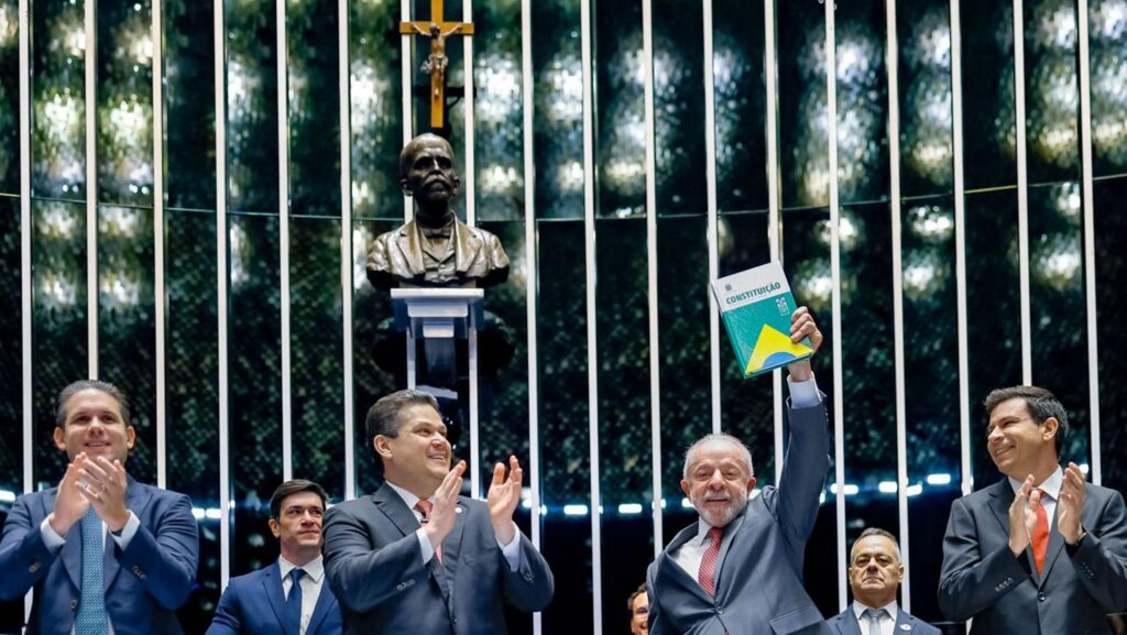 Lula celebra promulgação do fim da escala 6x1: “Constituição mais cidadã” 5 presidente-da-republica-luiz-inacio-lula-da-silva-durante-cerimonia-de-promulgacao-das-propostas-de-emenda-a-constituicao-que-poem-fim-a-escala-de-trabalho-6x1-e-estabelecem-a-aposentadoria-diferenciada-para-agentes-no-plenario-do-senado-federal-brasilia-df-foto-ricardo-stuckert-tvt-news