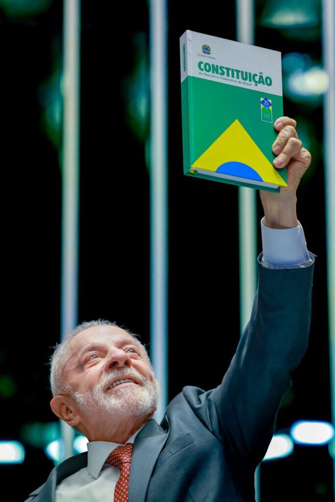 Lula celebra promulgação do fim da escala 6x1: “Constituição mais cidadã” 2 presidente-da-republica-luiz-inacio-lula-da-silva-durante-cerimonia-de-promulgacao-das-propostas-de-emenda-a-constituicao-que-poem-fim-a-escala-de-trabalho-6x1-e-estabelecem-a-aposentadoria-diferenciada-para-agentes-no-plenario-do-senado-federal-brasilia-df-foto-ricardo-stuckert-tvt-news-pesquisa-pesquisas-datafolha-quaest-cnt-atlas-btg-mda-poderdata