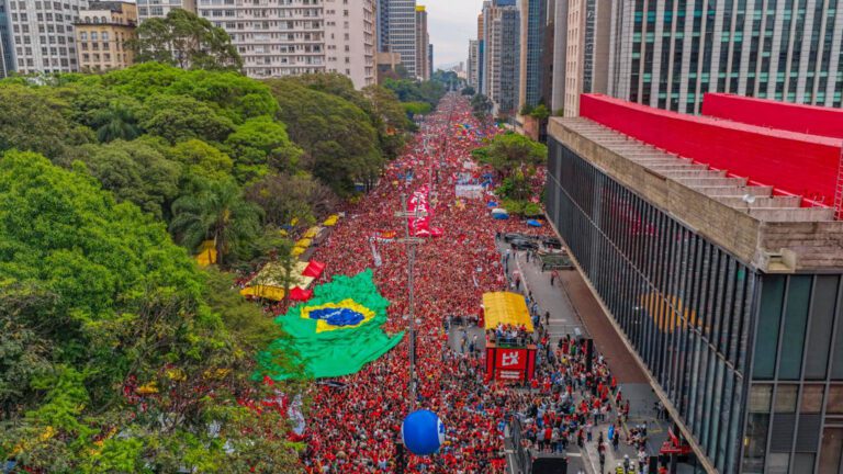 lula-nossa-senhora-aparecida-12-de-outubro-dia-de-nossa-senhora-aparecida-av-paulista-avenida-paulista-campanha-manifestacao-estudantes-fim-da-escala-6x1-votacao-eleicoes-pesquisa-pesquisas-datafolha-quaest-atlas-constituicao-pec-votacao-escala-6-x-1