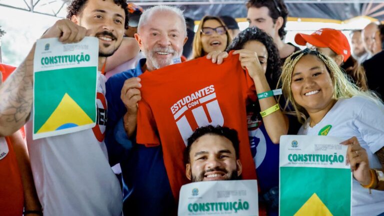 lula-nossa-senhora-aparecida-12-de-outubro-dia-de-nossa-senhora-aparecida-av-paulista-avenida-paulista-campanha-manifestacao-estudantes-fim-da-escala-6x1-votacao-eleicoes-pesquisa-pesquisas-datafolha-quaest-atlas-constituicao-pec-votacao-escala-6-x-1-canal-exercito-do-lula