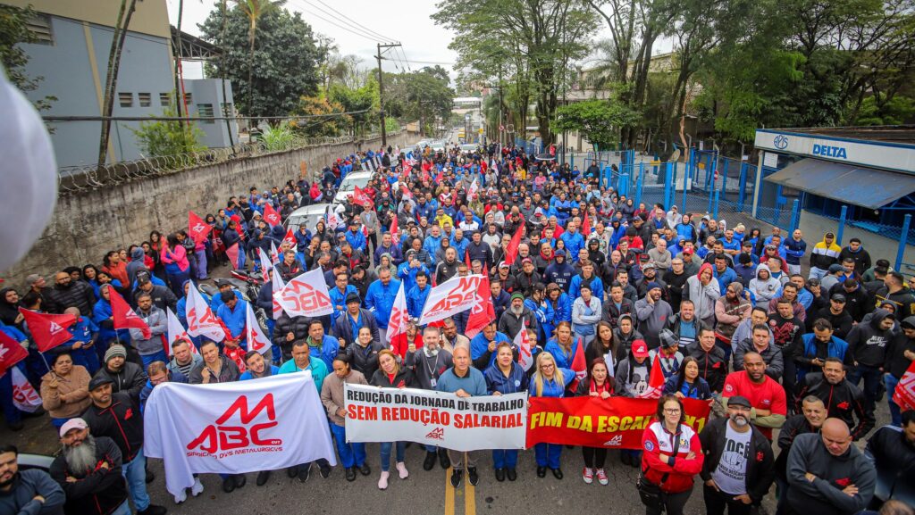 Para metalúrgicos do ABC, fim da escala 6x1 é vitória histórica da classe trabalhadora 3 fim-da-escala-6x1-escala-6-x-1-jornada-de-trabalho-40h-40-h-semanais-fim-da-escala-6x1-fim-da-escala-6-x-1-senado-congresso-parlamentares-alcolumbre-erika-hilton-vat-rick-azevedo-paulo-paim-senadores-deputados-lula-governo-lula-bandeira-governo-lula-trabalhadores-classe-trabalhadora-conquista-historica-classe-trabalhadora-metalurgicos-sindicato-dos-metalurgicos