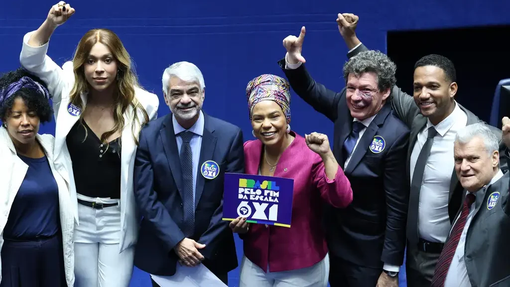 Conquista histórica dos trabalhadores: Senado aprova fim da escala 6x1 1 fim-da-escala-6x1-escala-6-x-1-jornada-de-trabalho-40h-40-h-semanais-fim-da-escala-6x1-fim-da-escala-6-x-1-senado-congresso-parlamentares-alcolumbre-erika-hilton-vat-rick-azevedo-paulo-paim-senadores-deputados-lula-governo-lula-bandeira-governo-lula-trabalhadores-classe-trabalhadora-conquista-historica-classe-trabalhadora