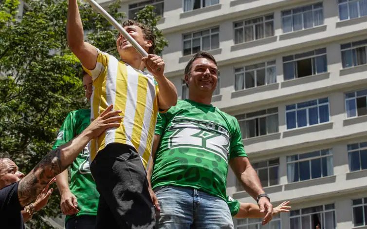 manifestacao-na-avenida-paulista-pro-flavio-bolsonaro-teve-missil-inflavel-pedindo-um-ataque-nuclear-a-donald-trump-no-mesmo-dia-houve-relatos-de-agressao-de-bolsonaristas-a-apoiadores-do-pt-e-deputado-estadual-do-pl-foi-detido-apos-disparo-em-casa-noturna-foto-rafa-neddermeyer-agencia-brasil