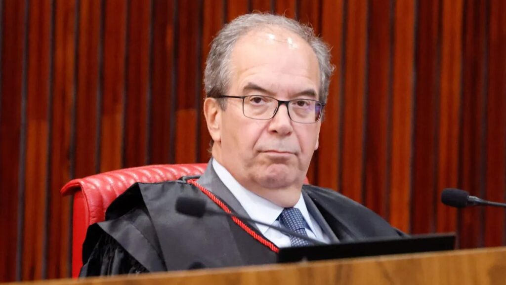 corregedor-eleitoral-do-tse-cobra-relatorios-sobre-inteligencia-artificial-distribuicao-de-conteudos-e-anuncios-politicos-apos-campanha-de-lula-denunciar-tratamento-desigual-nas-redes-sociais-da-meta-e-do-x-empresas-podem-receber-multa-diaria-de-r-500-mil-foto-luiz-roberto-tse