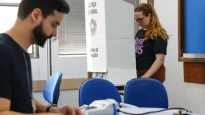 TVTNews 24 eleicoes-2026-eleitor-votacao-urna-eletronica-cabine-votacao-1-turno-2-turno-segundo-turno-votar