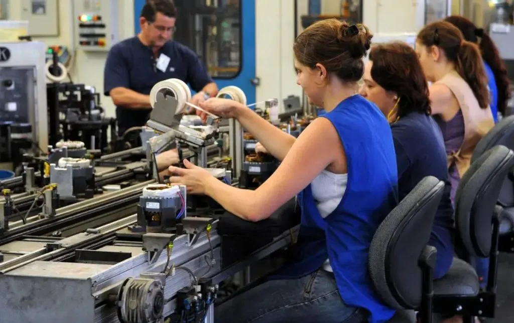 ministerio-do-trabalho-assina-acordo-pela-aprendizagem-de-jovens-empresas-que-tenham-pelo-menos-sete-empregados-sao-obrigadas-a-contratar-aprendizes-tvt-news