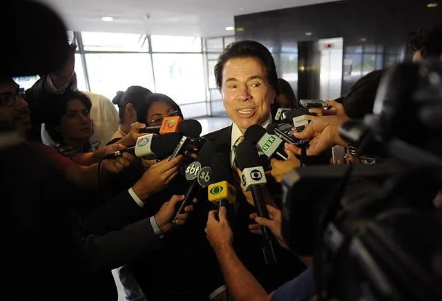 silvio-santos-nem-ai-ole-ole-ola-e-a-cultura-de-massas-empresario-silvio-santos-sucesso-de-midia-foto-wikimedia-commons-tvt-news
