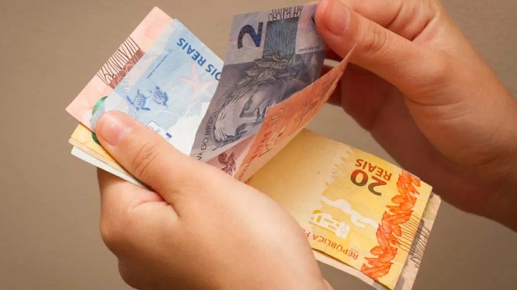 inflacao-saiba-como-receber-valores-de-dinheiro-esquecido-notas-de-dinheiro-sendo-folheadas-foto-filipe-castilhos-tvt-news
