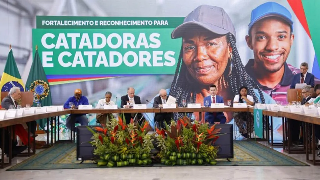 bndes-e-fbb-anunciam-21-projetos-selecionados-do-edital-novo-cataforte-na-expocatadores-lula-em-encontro-com-catadores-em-brasilia-francisco-da-costa-bndes-tvt-news
