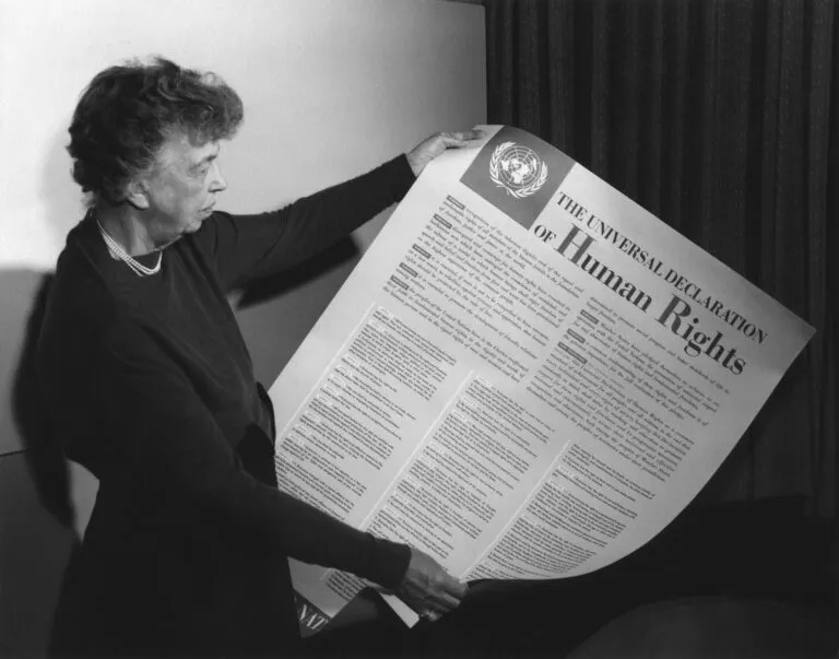 10-de-dezembro-e-dia-internacional-dos-direitos-humanos-eleanor-roosevelt-segurando-poster-da-declaracao-universal-dos-direitos-humanos-em-nova-york-novembro-de-1949-imagem-wikimedia-commons-tvt-news