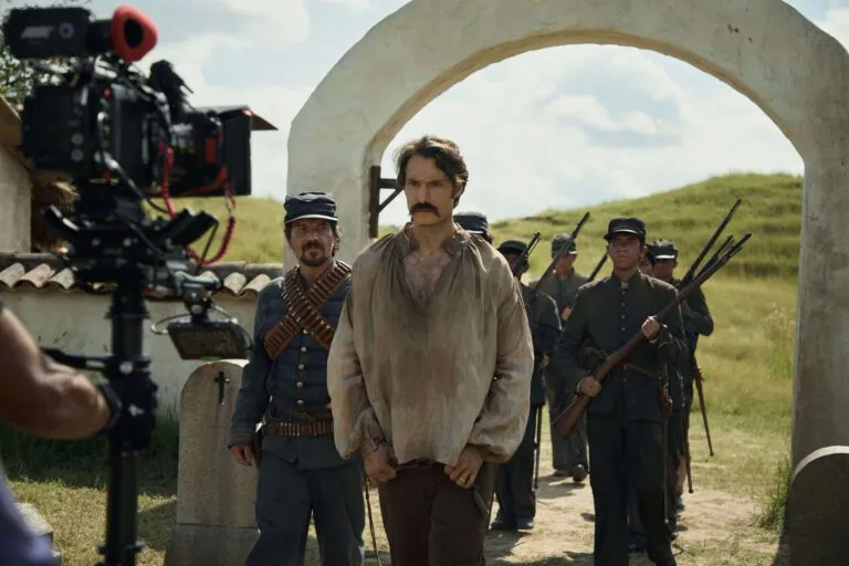 cem-anos-de-solidao-netflix-muitos-anos-depois-diante-do-pelotao-de-fuzilamento-o-coronel-aureliano-buendia-haveria-de-recordar-aquela-tarde-remota-em-que-seu-pai-o-levou-para-conhecer-o-gelo-foto-mauro-gonzalez-netflix-2024-tvt-news