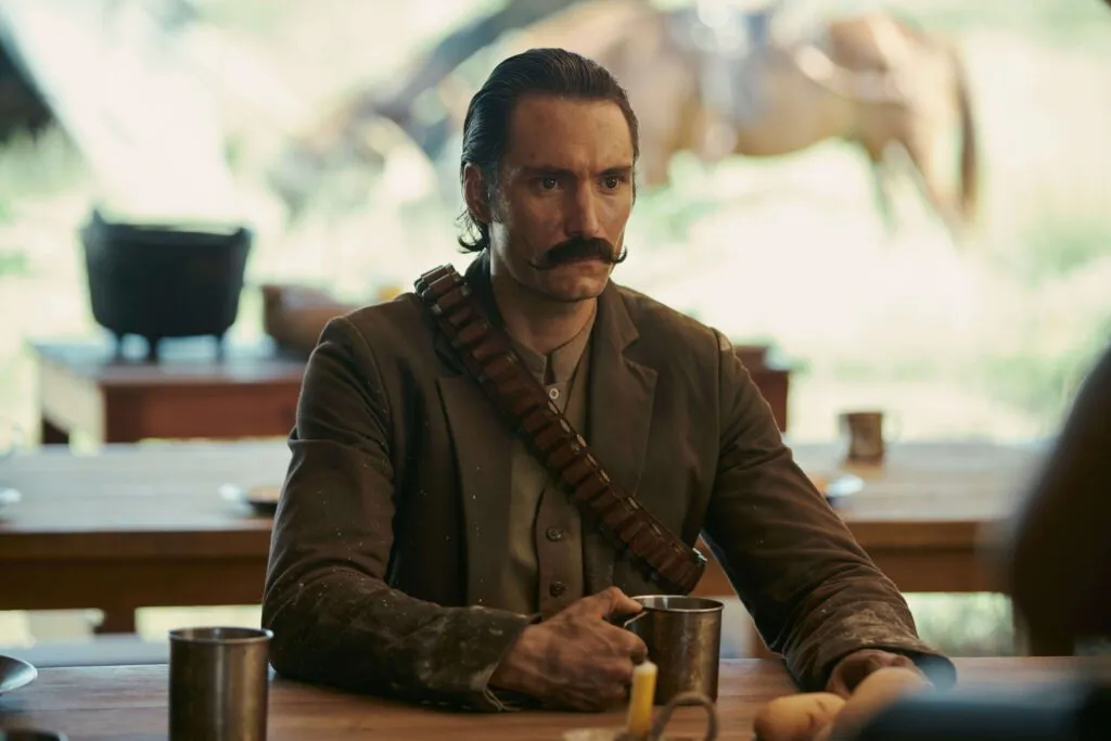 Cem Anos de Solidão é história da América Latina 6 cem-anos-de-solidao-netflix-o-coronel-aureliano-buendia-promoveu-trinta-e-duas-revolucoes-armadas-e-perdeu-todas-teve-dezessete-filhos-varoes-de-dezessete-mulheres-diferentes-que-foram-exterminados-um-por-um-numa-so-noite-antes-que-o-mais-velho-completasse-trinta-e-cinco-anos-escapou-de-quatorze-atentados-setenta-e-tres-emboscadas-e-um-pelotao-de-fuzilamento-foto-mauro-gonzalez-netflix-2024-tvt-news