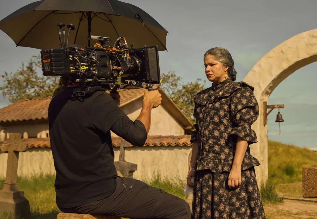 Cem Anos de Solidão é história da América Latina 8 cem-anos-de-solidao-netflix-ursula-teve-de-fazer-um-grande-esforco-para-cumprir-a-promessa-de-morrer-quando-estiasse-foto-mauro-gonzalez-netflix-2024-tvt-news