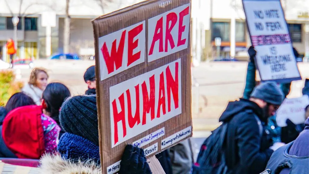 em-16-anos-estados-unidos-deportam-5-milhoes-de-imigrantes-protesto-a-day-without-immigrants-em-washington-dc-no-comeco-de-2017-ted-eytan-wikimedia-commons-tvt-news
