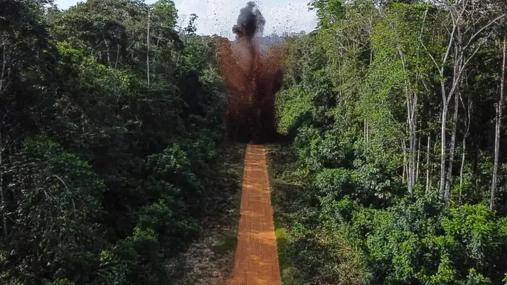 Terra Yanomami tem menos garimpo e fome, mas desafios são diários 1 pista-de-pouso-dentro-da-terra-indigena-yanomami-destruida-em-operacao-das-forcas-armadas-bruno-mancinelle-casa-de-governo-tvt-news