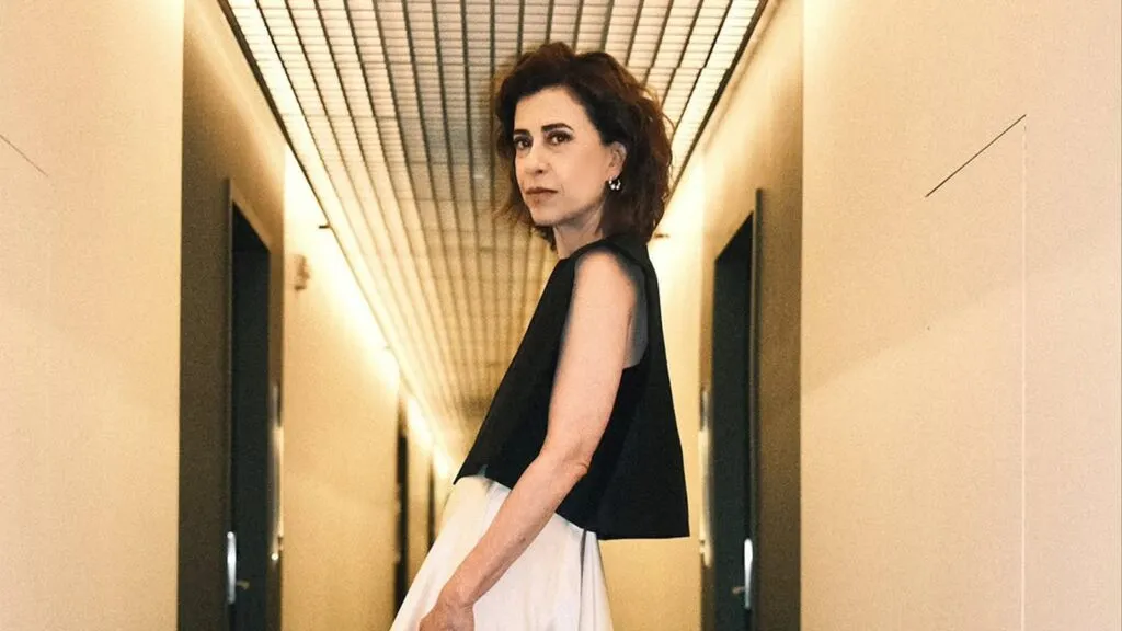 Ainda Estou Aqui vence quatro categorias no Gold Derby Film Awards 1 fernanda-torres-ganhou-o-globo-de-ouro-2025-e-brasileiros-comemoram-confira-atriz-brasileira-fernanda-torres-protagonista-de-ainda-estou-aqui-dirigido-por-walter-salles-foto-reproducao-instagram-tvt-news
