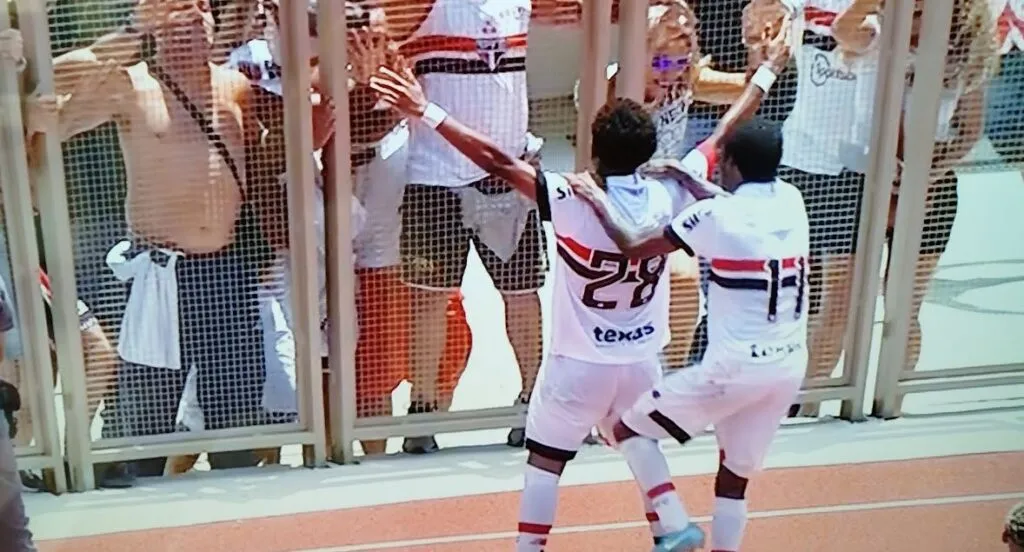 sao-paulo-e-campeao-da-copinha-2025-paulinho-marcou-duas-vezes-e-garantiu-a-virada-do-sao-paulo-sobre-o-corinthians-na-final-da-copinha-imagem-reproducao-tv-globo-tvt-news