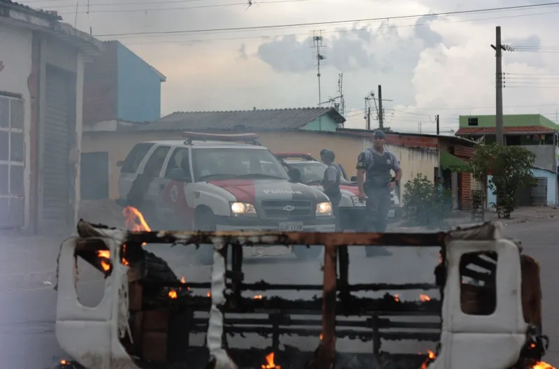 Justiça condena Estado, Prefeitura e proprietário a indenizar vítimas do despejo do Pinheirinho 2 a-reintegracao-do-bairro-pinheirinho-e-considerada-uma-das-mais-violentas-da-historia-recente-do-pais-foto-daniel-mello-abr-tvt-news