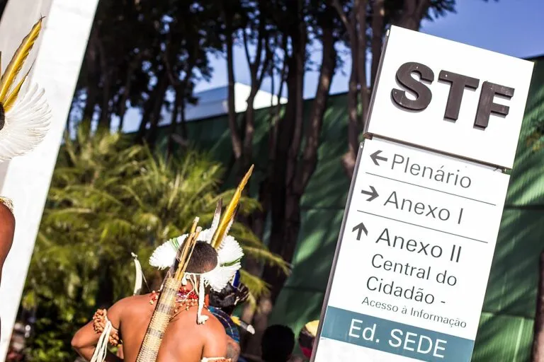 stf-debate-proposta-para-conciliacao-sobre-marco-temporal-indigenas-fazem-ato-em-201-em-frente-ao-stf-contra-marco-temporal-com-a-palavra-de-ordem-nossa-historia-nao-comeca-em-1988-foto-apib-comunicacao-tvt-news