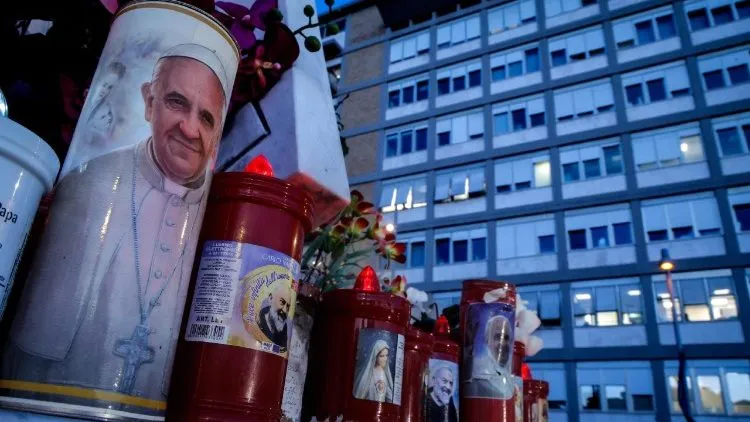 acompanhe-o-estado-de-saude-do-papa-francisco-papa-francisco-esta-internado-no-hospital-gemelli-em-roma-fieis-fazem-oracoes-e-acendem-velas-pela-recuperacao-foto-ansa-vatican-news-tvt-news
