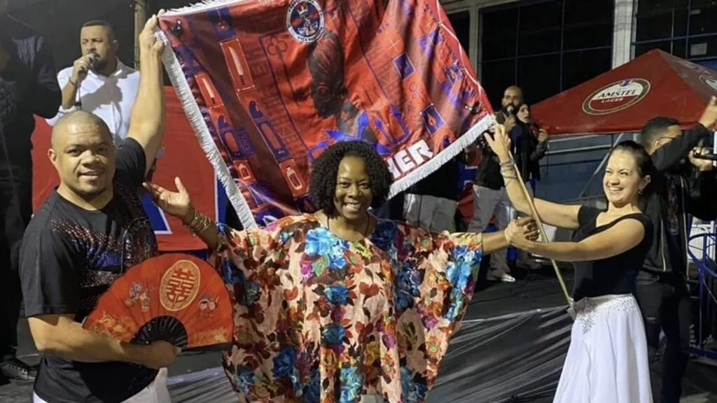 carnaval-2025-exu-mulher-e-tema-da-escola-perola-negra-claudia-alexandre-autora-do-livro-exu-mulher-e-o-matriarcado-nago-que-inspirou-o-samba-enredo-foto-acervo-pessoal-reproducao-tvt-news-dia-nacional-do-samba