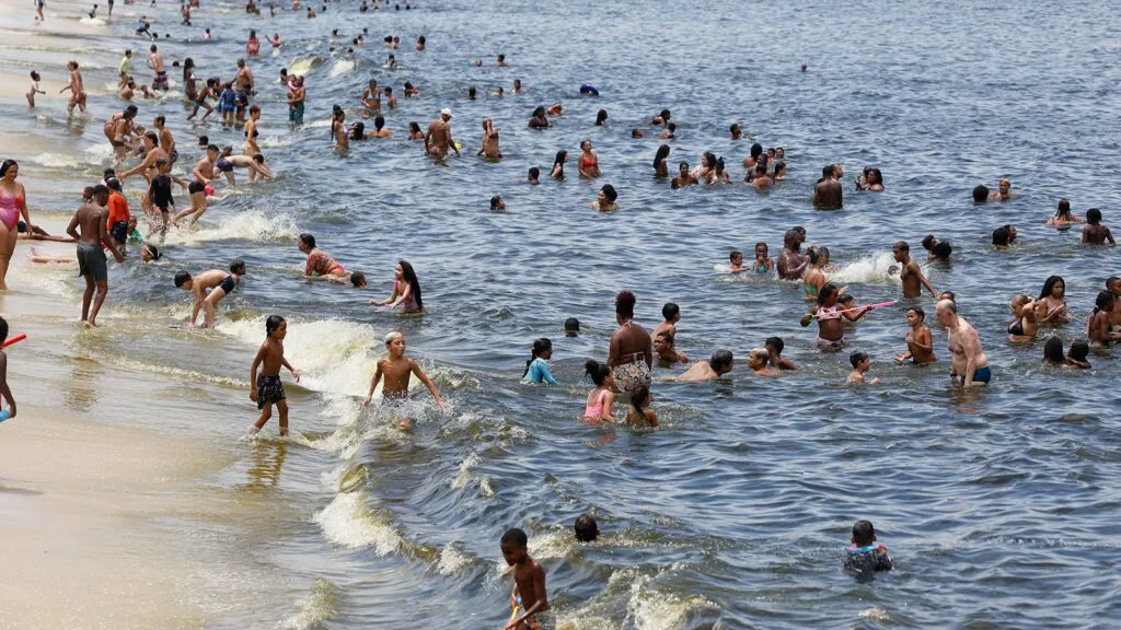 onda-de-calor-no-sul-e-sudeste-rio-chegou-aos-60c-em-sensacao-termica-procure-se-refrescar-tome-agua-use-protetor-solar-e-consuma-alimentos-leves-foto-fernando-frazao-agencia-brasil-tvt-news