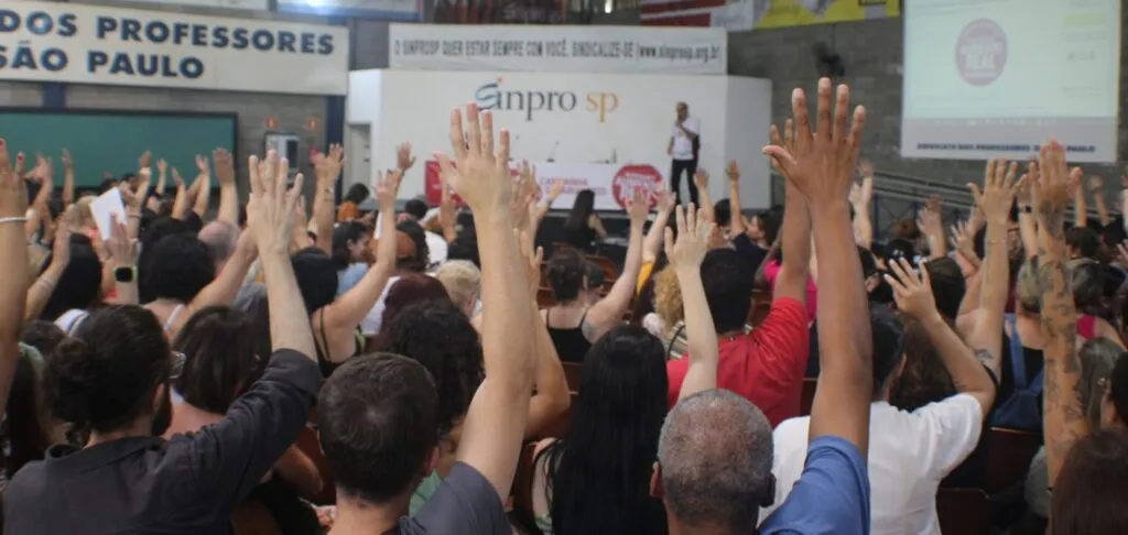 Professores do Sesi SP voltam às aulas 4 em-assembleia-estadual-unificada-professoras-e-professores-da-rede-sesi-sp-deliberaram-por-greve-foto-reproducao-tvt-news