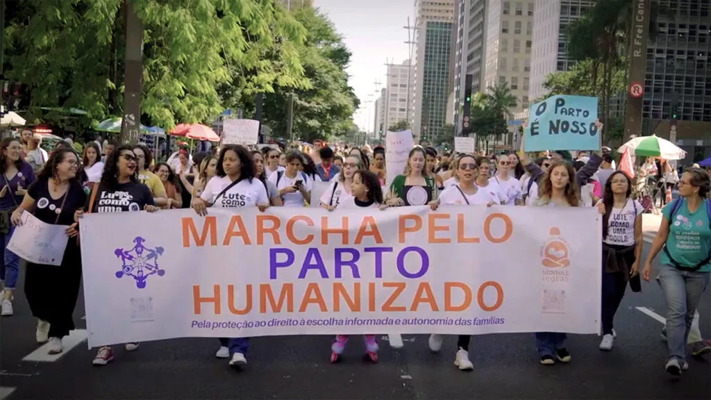 doulas-serie-retrata-experiencias-e-desafios-de-gestantes-e-doulas-brasileiras-marcha-pelo-parto-humanizado-na-segunda-temporada-da-serie-doulas-divulgacao-tvt-news