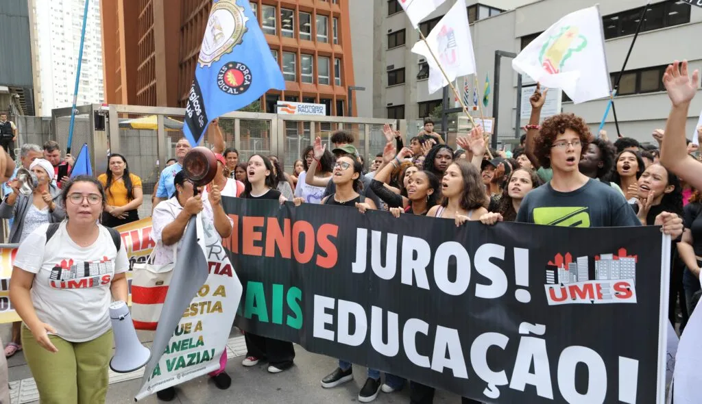 Centrais sindicais pedem redução de juros 1 centrais-sindicais-pedem-reducao-de-juros-movimento-estudantil-tambem-esteve-na-manifestacao-das-centrais-sindicais-pela-reducao-da-taxa-de-juros-imagem-dino-santos-tvt-news
