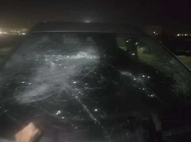 Cineasta palestino vencedor do Oscar é liberado por Israel 2 carro-de-hamdam-ballal-foi-destruido-por-colonos-israelenses-foto-reproducao-tvt-news