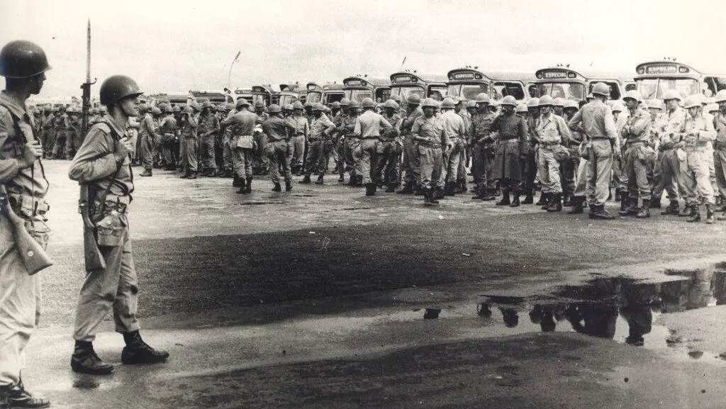 golpe-de-31-de-março-61-anos-depois-soldados-reunidos-em-um-pátio-em-brasília-esperando-para-patrulhar-em-frente-ao-congresso-nacional-foto-arquivo-nacional-fundo-correio-da-manhã-tvt-news