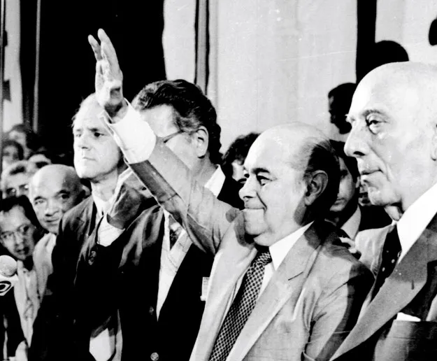 Redemocratização completa 40 anos 1 redemocratizacao-completa-40-anos-ao-lado-de-ulysses-guimaraes-dir-tancredo-faz-saudacao-apos-vitoria-no-colegio-eleitoral-imagem-agencia-camara-de-noticias-tvt-news