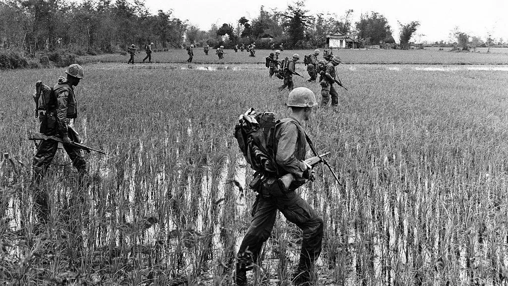 30-de-abril-50-anos-do-fim-da-guerra-do-vietna-companhia-c-dos-fuzileiros-navais-dos-eua-cruzam-arrozais-durante-a-operacao-chinook-ii-em-20-de-fevereiro-de-1967-foto-departamento-de-defesa-dos-eua-wikimedia-commons-tvt-news