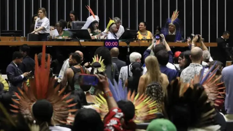 indigenas-lotam-plenario-da-camara-em-sessao-que-exalta-mobilizacao--temos-que-continuar-defendendo-nosso-direito-a-terra-disse-lider-indigena--foto-lula-marques-agencia-brasil-tvt-news