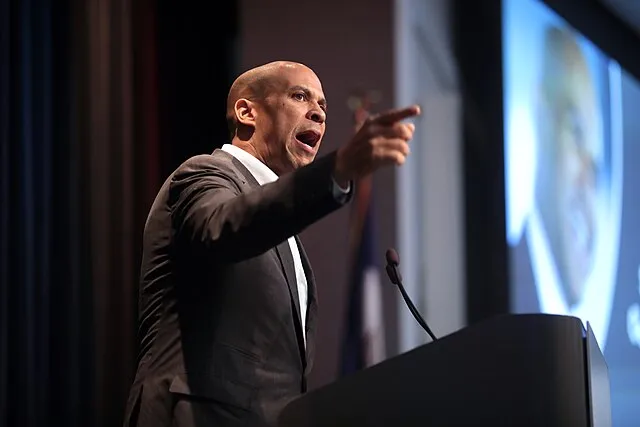 Senador norte-americano discursa por mais de 25 horas contra Trump e bate recorde mundial 1 o-senador-alertou-sobre-os-impactos-das-medidas-adotadas-pelo-presidente-norte-americano-foto-gage-skidmore-from-peoria-az-united-states-of-america-tvt-news