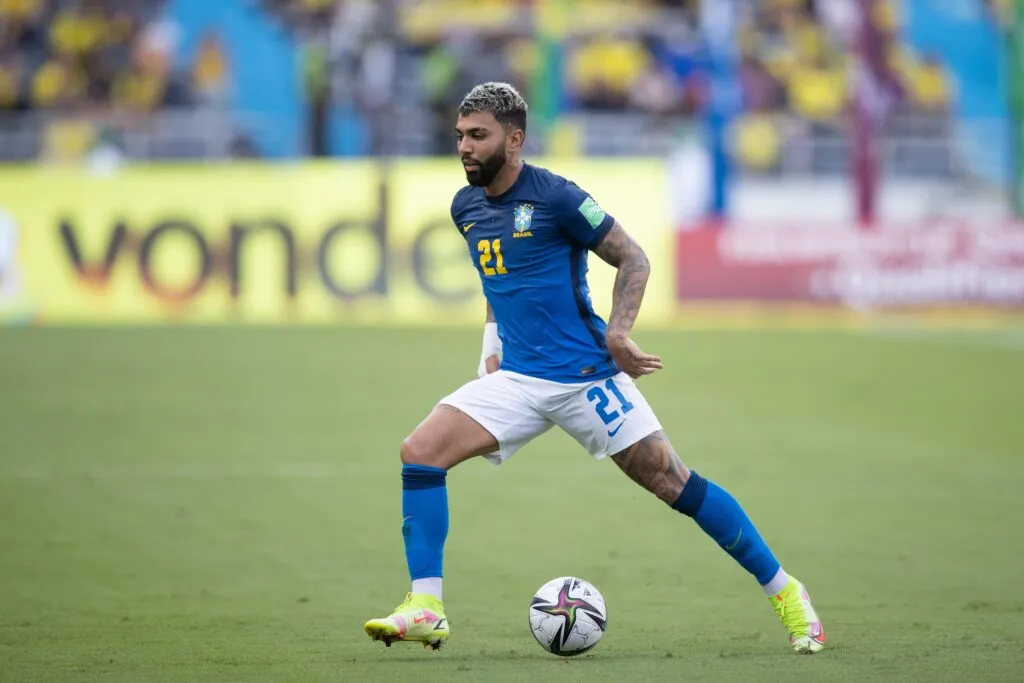 Cor inédita: Site inglês afirma que a camisa 2 da Seleção Brasileira para a Copa de 2026 será vermelha 2 jogador - gabriel - barbosa - com - segundo - uniforme - da - seleção - foto - lucas - figueiredo - cbf-tvt-news