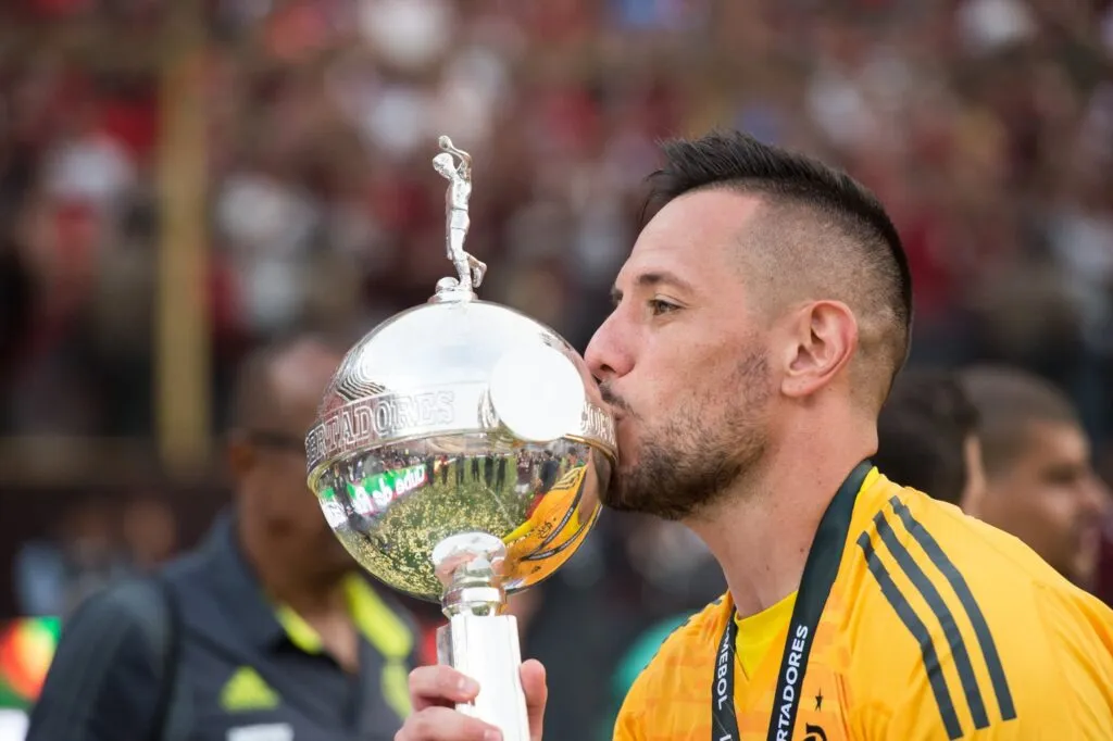 Lima será a sede da final da Libertadores de 2025, anuncia Conmebol 1 diego-alves-ex-jogador-do-flamengo-com-a-taça-libertadores-em-2019-foto-crf-TVT-NEWS