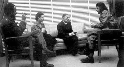 30-de-abril-50-anos-do-fim-da-guerra-do-vietna-che-guevara-defendia-a-solidariedade-das-nacoes-contra-o-imperialismo-nessa-foto-esta-ao-lado-dos-intelectuais-jean-paul-sartre-e-simone-de-beauvoir-sartre-frances-escreveu-o-prefacio-do-livro-de-frantz-fanon-os-condenados-da-terra-uma-das-principais-obras-sobre-decolonialismo-foto-albert-korda-wikimedia-commons-tvt-news