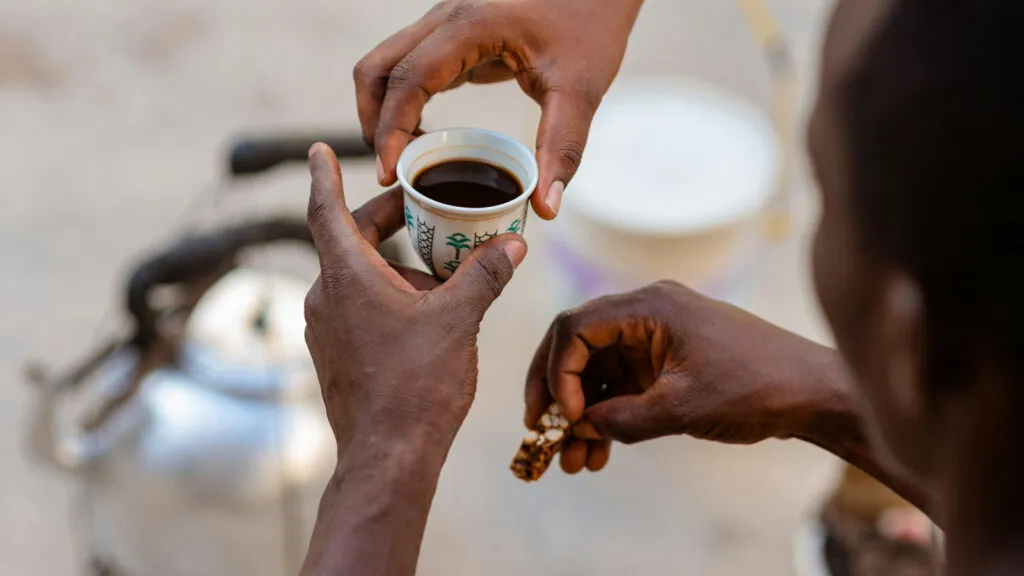 Governo Lula controlou preço dos alimentos mais do que Bolsonaro 1 14-de-abril-dia-mundial-do-cafe-cafe-move-o-brasil-e-o-mundo-neste-14-de-abril-foto-ali-mkumbwa-unsplash-tvt-news