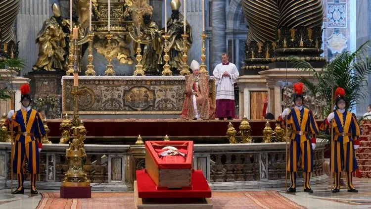 Corpo-do-Papa-Francisco-no-interior-da-Basílica-de-São-Pedro.-Foto:-Vatican-News-tvt-news