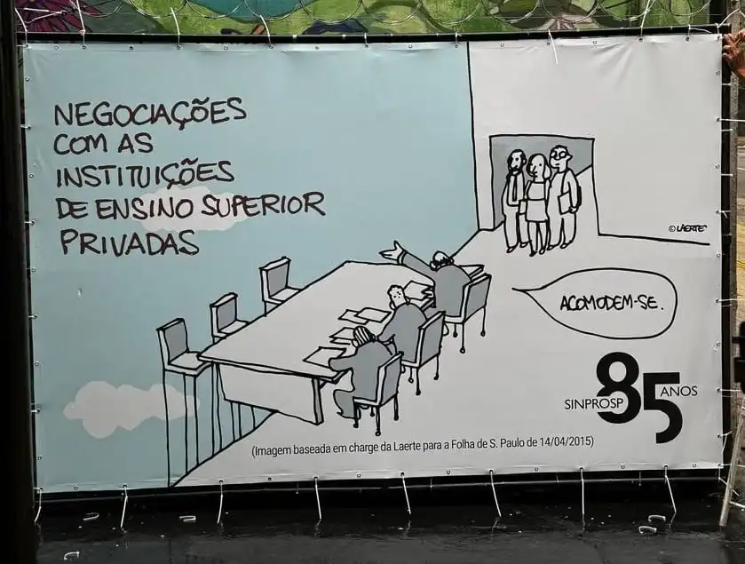 Professores do Ensino Superior de SP declaram estado de greve 2 professores-do-ensino-superior-declaram-estado-de-greve-cartaz-no-sindicato-dos-professores-ironiza-como-o-sindicato-patronal-conduziu-as-negociacoes-no-ensino-superior-foto-sinprosp-tvt-news