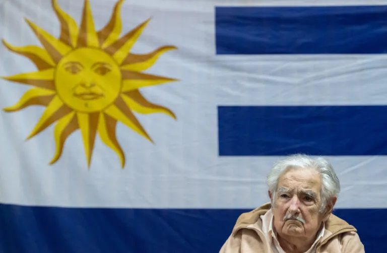 TVTNews 4 O-ex-presidente-uruguaio-José-"Pepe"-Mujica-gesticula-durante-um-comício-de-campanha-para-o-candidato-presidencial-do-partido-Frente-Amplo,-Yamandu-Orsi,-no-Club-Cerveceros-em-Montevidéu,-em-19-de-novembro-de-2024. Foto:Santiago-Mazzarovich-/AFP-tvt-news
