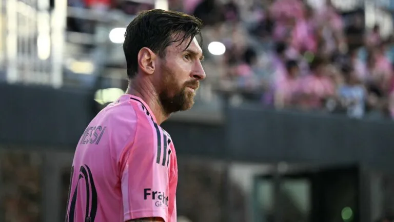 TVTNews 4 O-atacante-argentino-número-10-do-Inter-Miami,-Lionel-Messi,-observa-durante-a-partida-da-Major-League-Soccer-entre-o-Inter-Miami-CF-e-o-Orlando-City-SC-no-Estádio-Chase-em-Fort-Lauderdale-Florida-em-18-de-maio-de-2025.-(Foto-de-Chandan-Khanna-/-AFP-TVT-NEWS