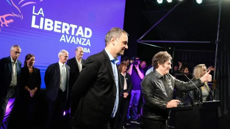 partido-de-milei-vence-em-buenos-aires-e-impoe-derrota-historica-ao-pro-adorni-celebrou-a-vitoria-como-um-triunfo-da-liberdade-foto-divulgacao-lla-tvt-news