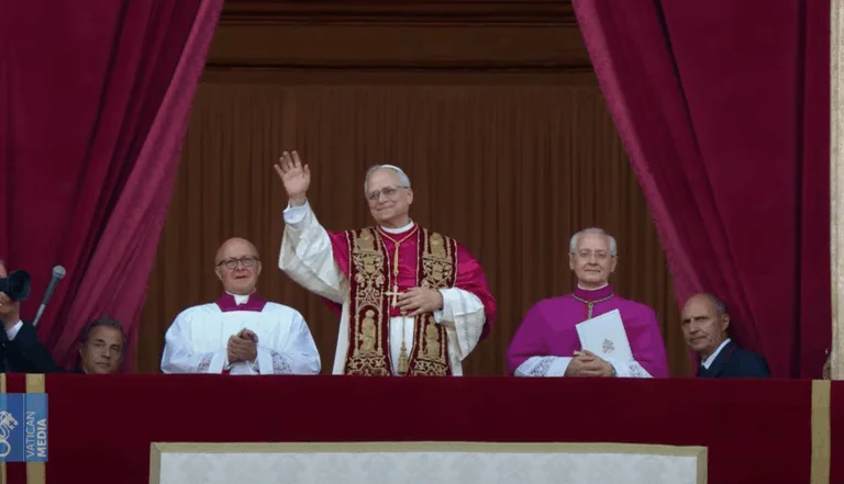 habemus-papam-fumaca-branca-no-vaticano-chamine-na-capela-sistina-fumaca-branca-indica-que-o-papa-for-eleito-imagem-reproducao-vatican-news-tvt-news
