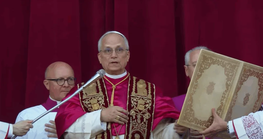 habemus-papam-fumaca-branca-no-vaticano-chamine-na-capela-sistina-fumaca-branca-indica-que-o-papa-for-eleito-imagem-papa-leao_xiv-reproducao-vatican-news-tvt-news